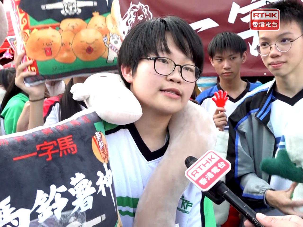 有中學生認為擺檔有得著。（施華駿攝）