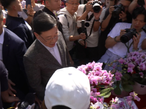 李家超到訪觀塘花市　祝願市民龍馬精神