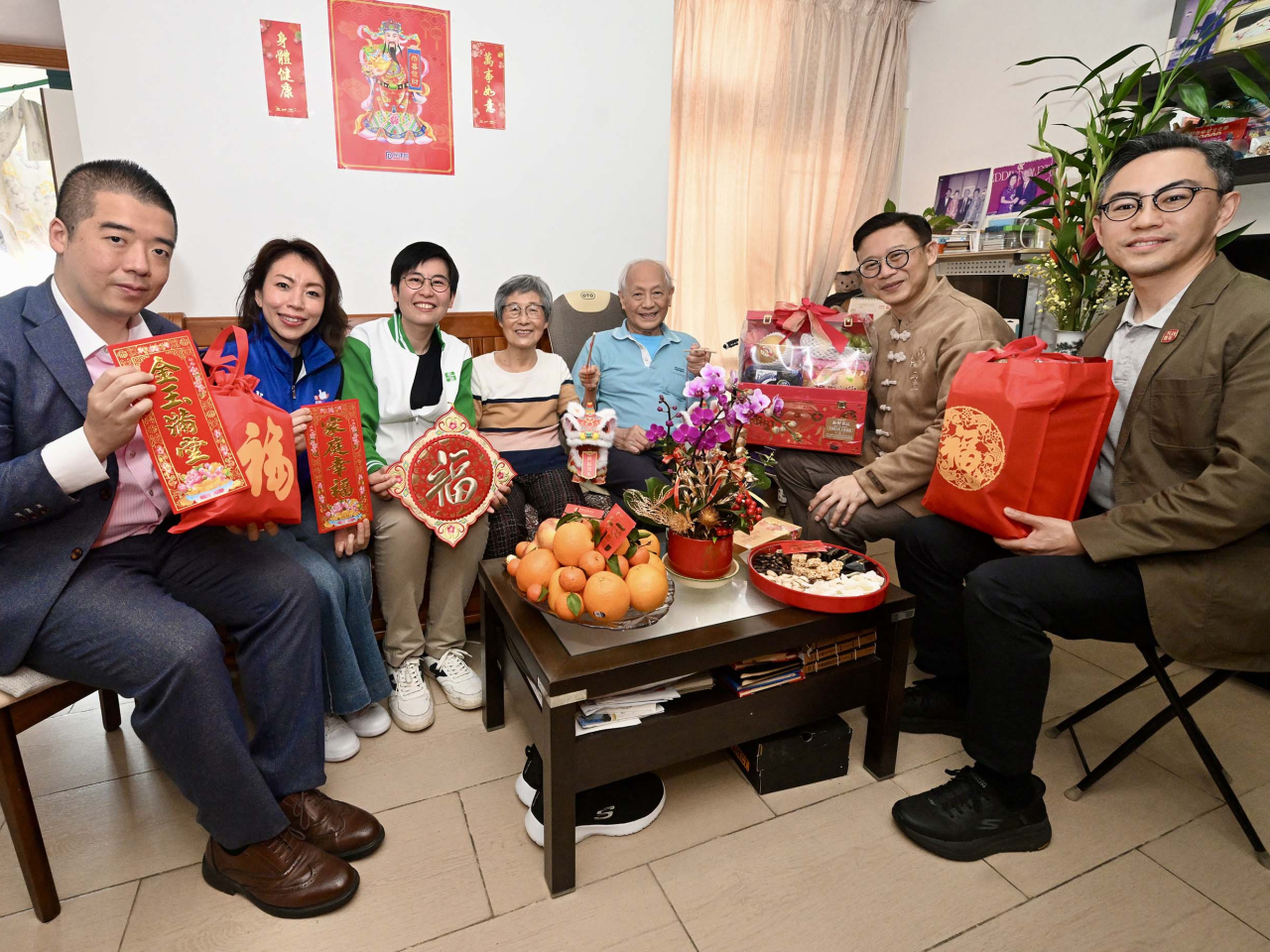 張國鈞（右二）在沙田民政事務專員陪同下，聯同沙田區區議員和地區服務及關愛隊伍代表，探訪居於恆安邨的基層家庭。（政府新聞處）