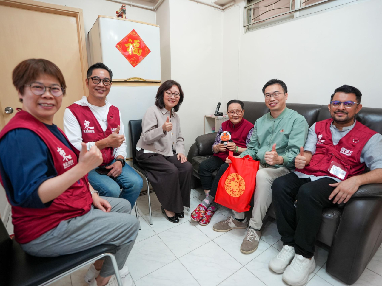 甯漢豪（左三）在東區民政事務專員陪同下，聯同東區區議員和地區服務及關愛隊伍少數族裔代表探訪居於模範邨的少數族裔家庭和獨居長者。（政府新聞處）