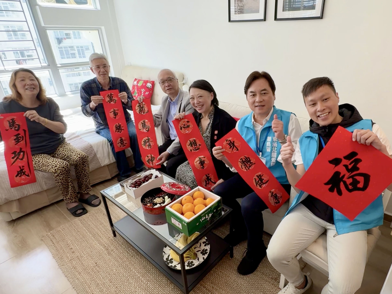 謝展寰（左三）在離島民政事務專員陪同下，聯同離島區區議員探訪居於東涌翔東邨的雙老家庭。（政府新聞處）