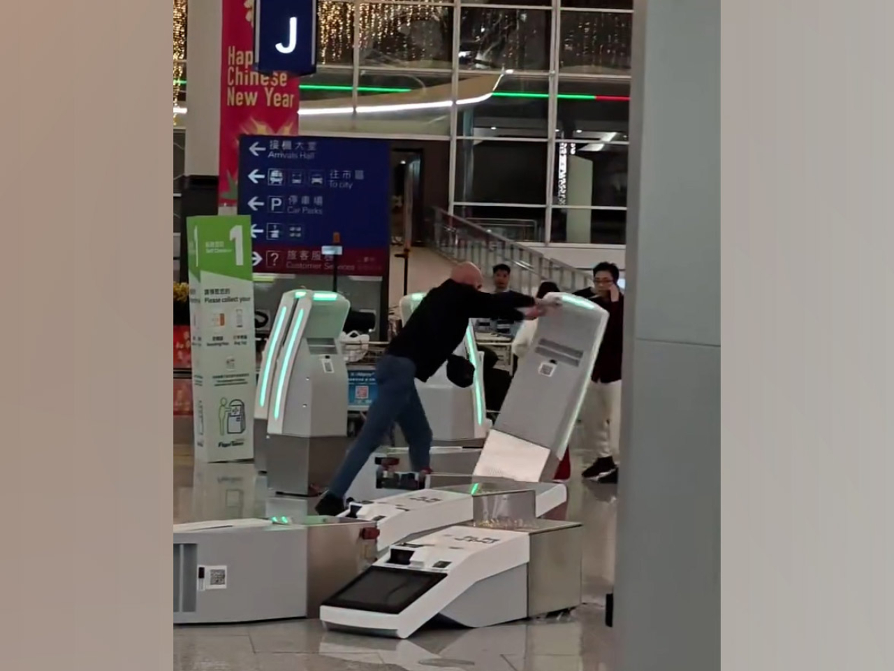 警方早上近6時接報，一名35歲外籍男子毀壞10部智能登記櫃檯。（網上片段截圖）
