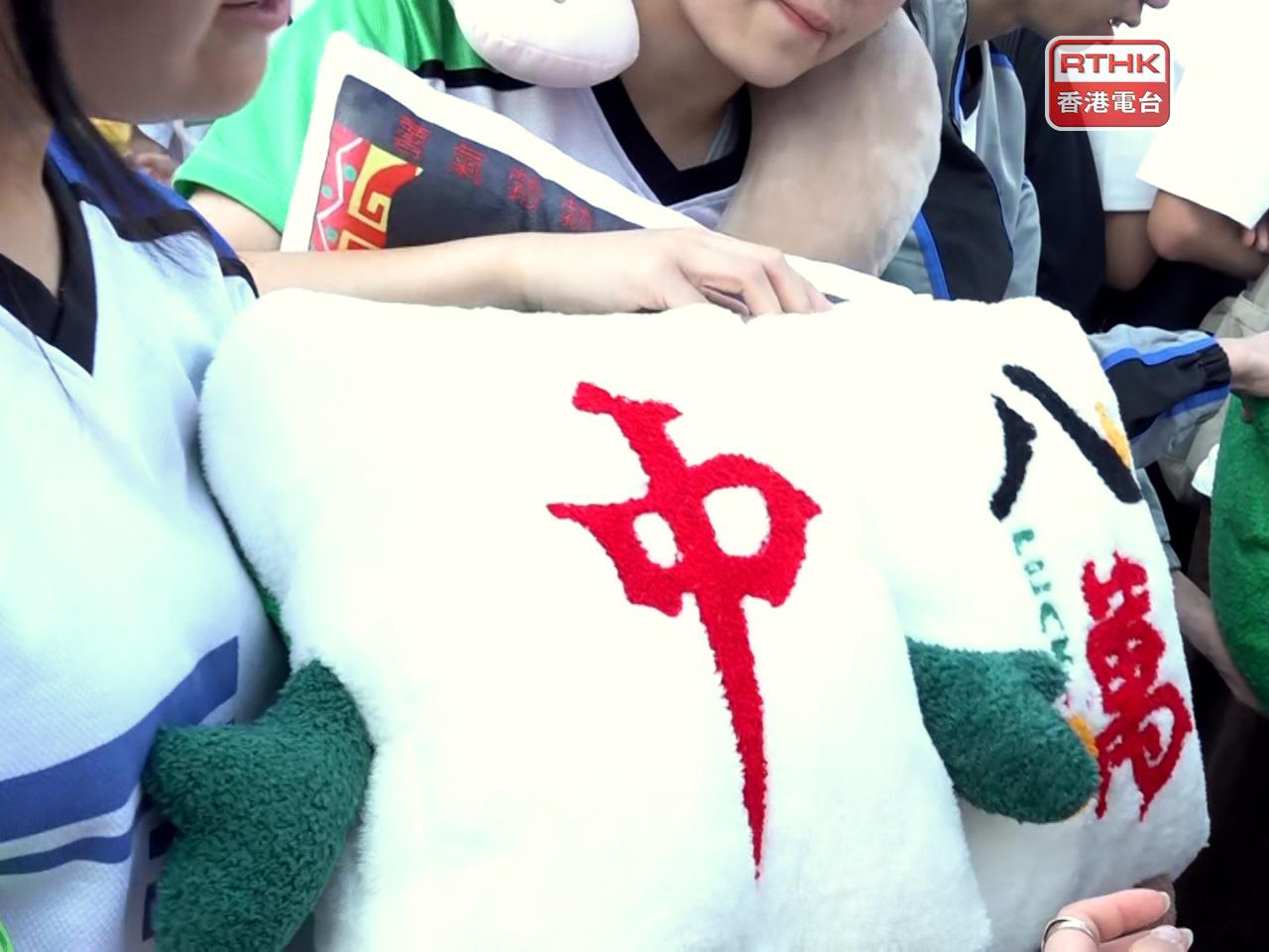 有中學生說，自行設計的麻將公仔等產品仍未回本，今晚打算買一送一，「要錢唔要貨」。（施華駿攝）