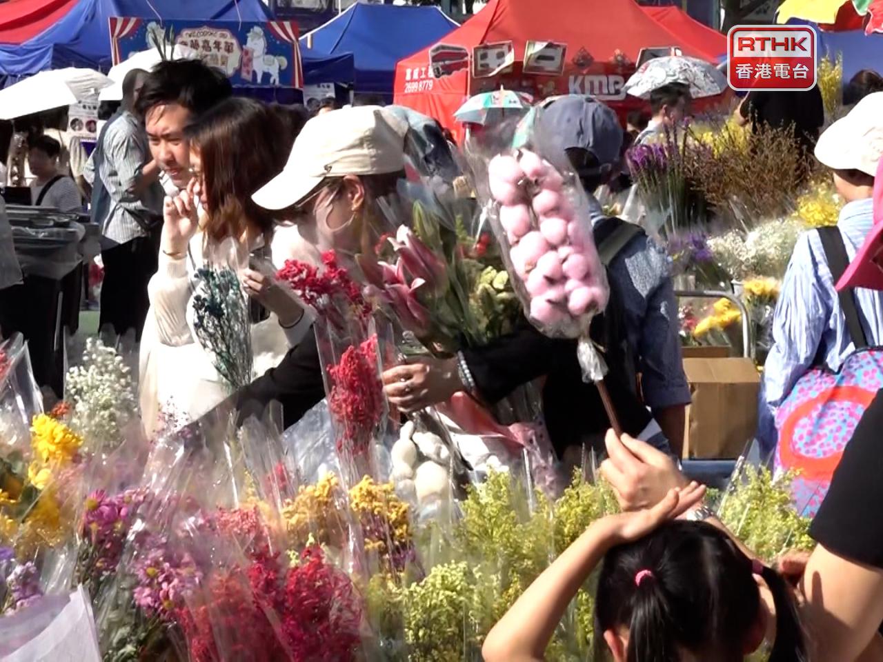 在維園年宵市場，氣氛熱鬧、人頭湧湧。（施華駿攝）