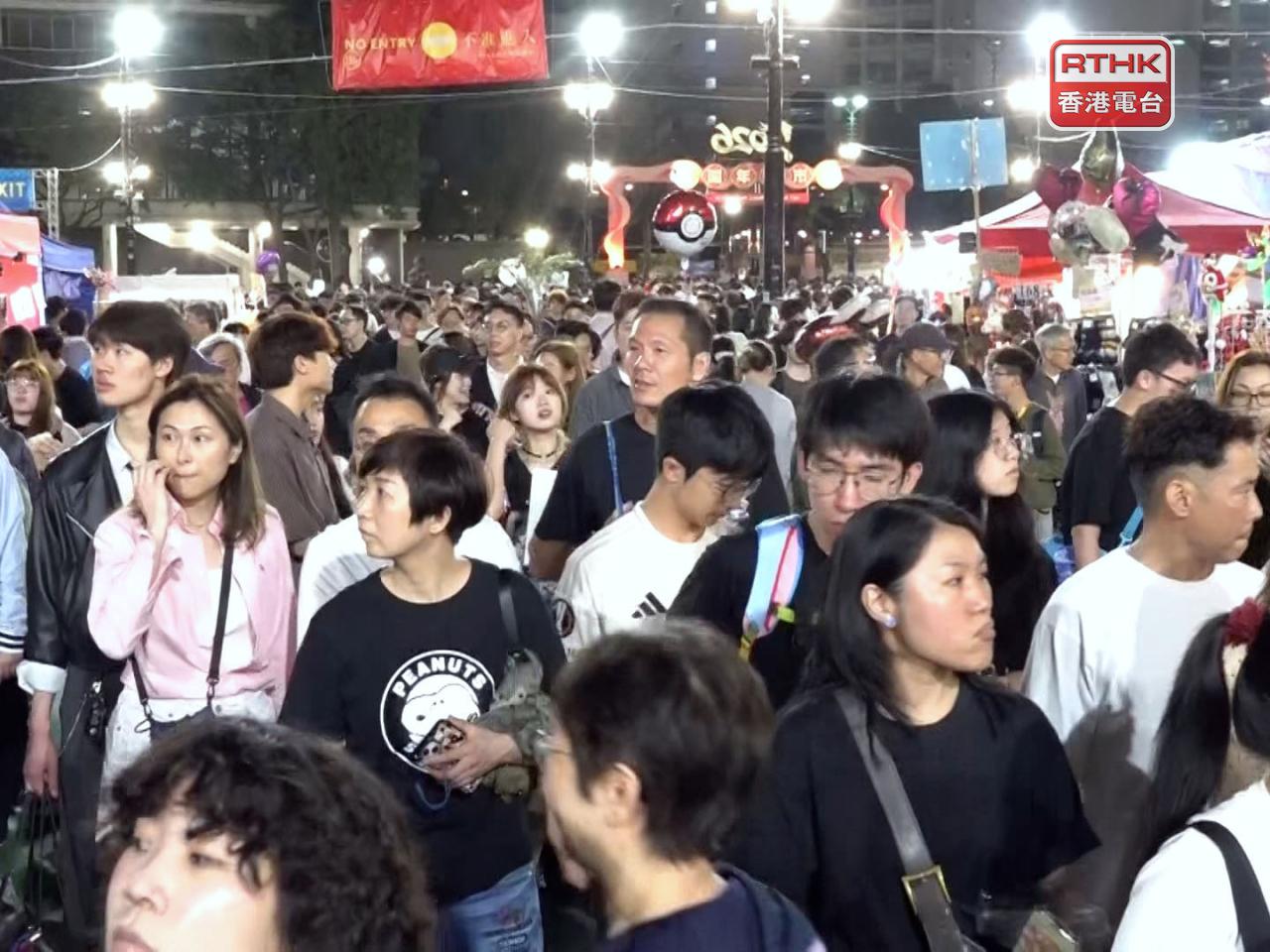 維園年宵市場入夜後人流明顯增加。（施華駿攝）