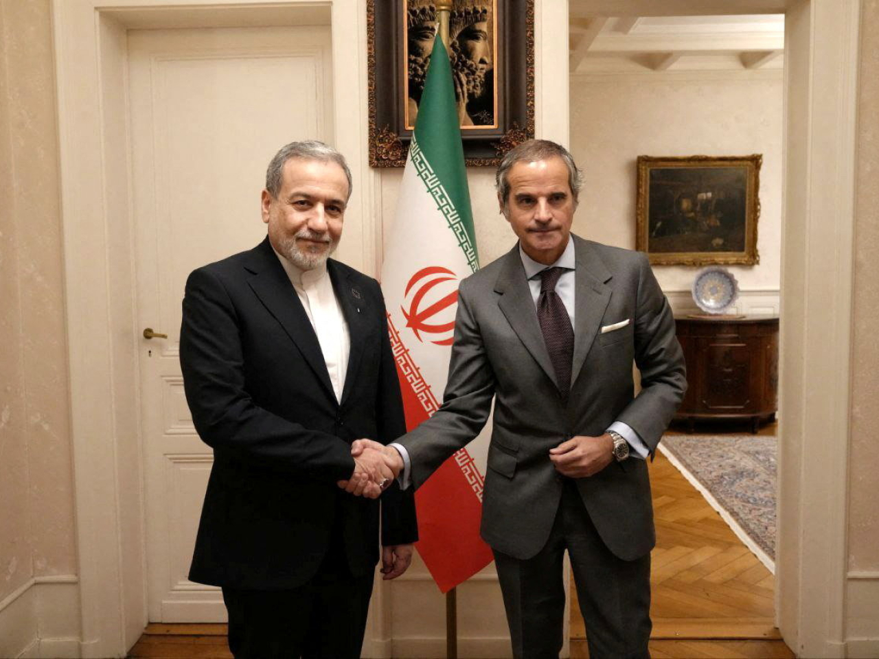 伊朗外長阿拉格齊（左）說，伊朗此行是帶著切實可行的方案，力求達成公平合理的協議。（路透社）