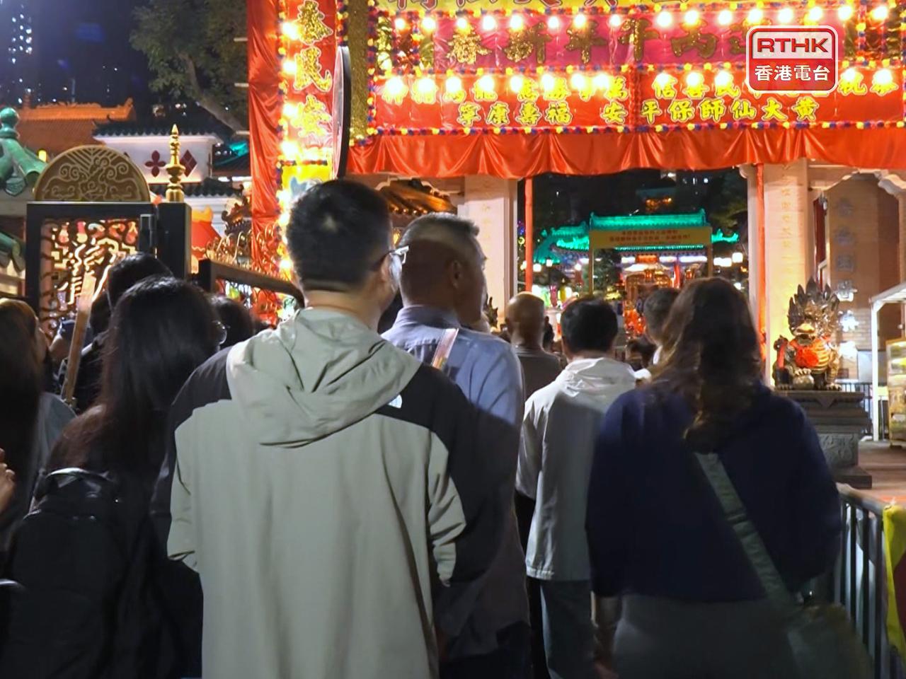 大批市民到黃大仙祠，準備上「頭炷香」。（鍾家銘攝）