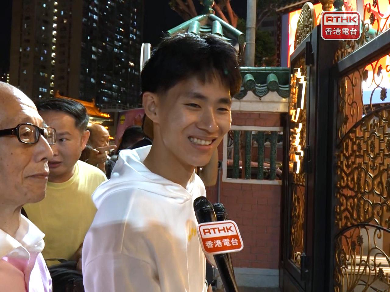 有市民提早20個小時、凌晨就在祠外排隊。（鍾家銘攝）