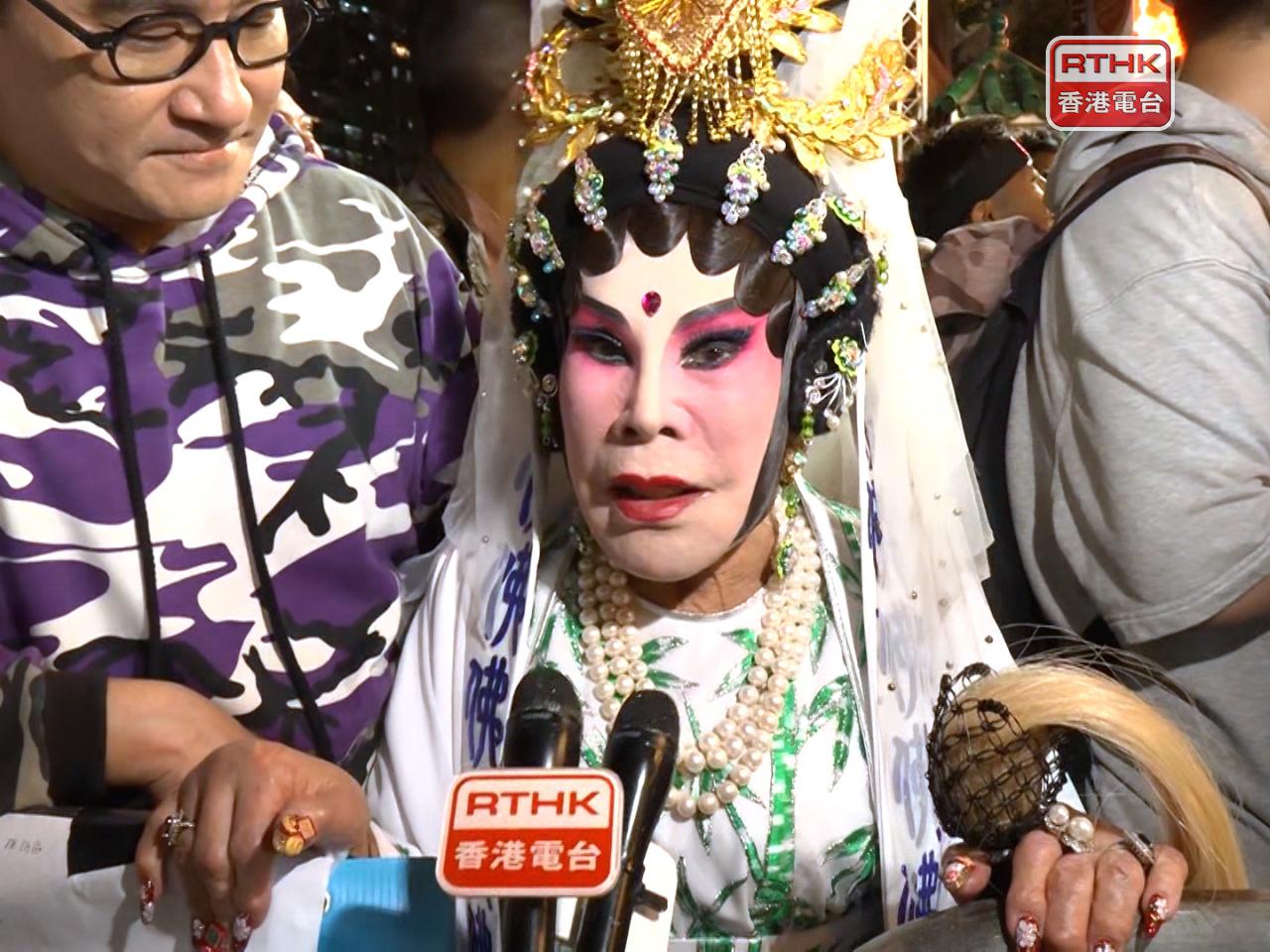 藝人黃夏蕙打扮成觀音，會為香港祈求人人「有屋住、有飯食」。(鍾家銘攝)