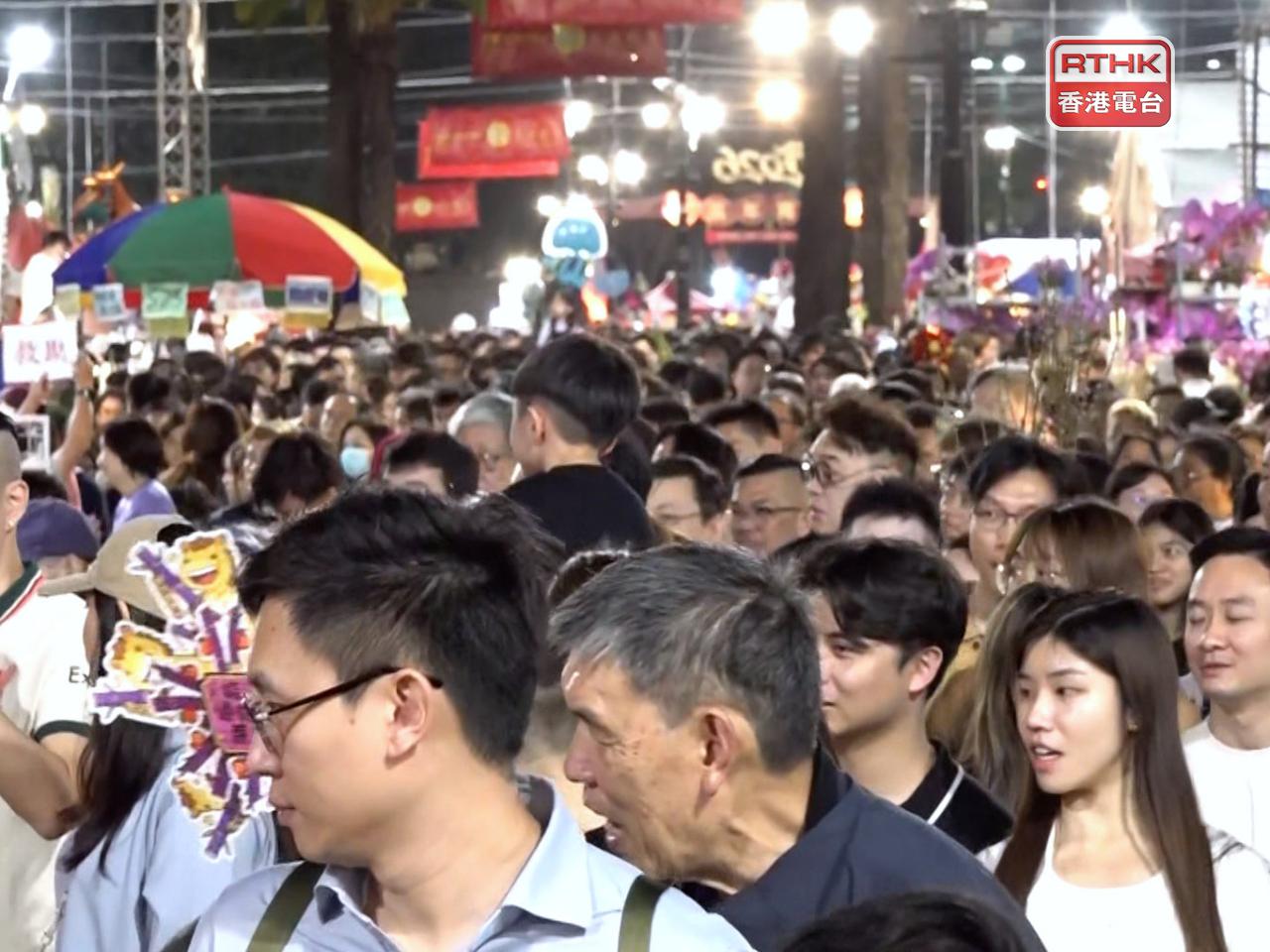 維園深夜仍然人頭湧湧，食環署網頁顯示，維園年宵市場午夜人流為紅燈，代表非常擠迫。（施華駿攝）