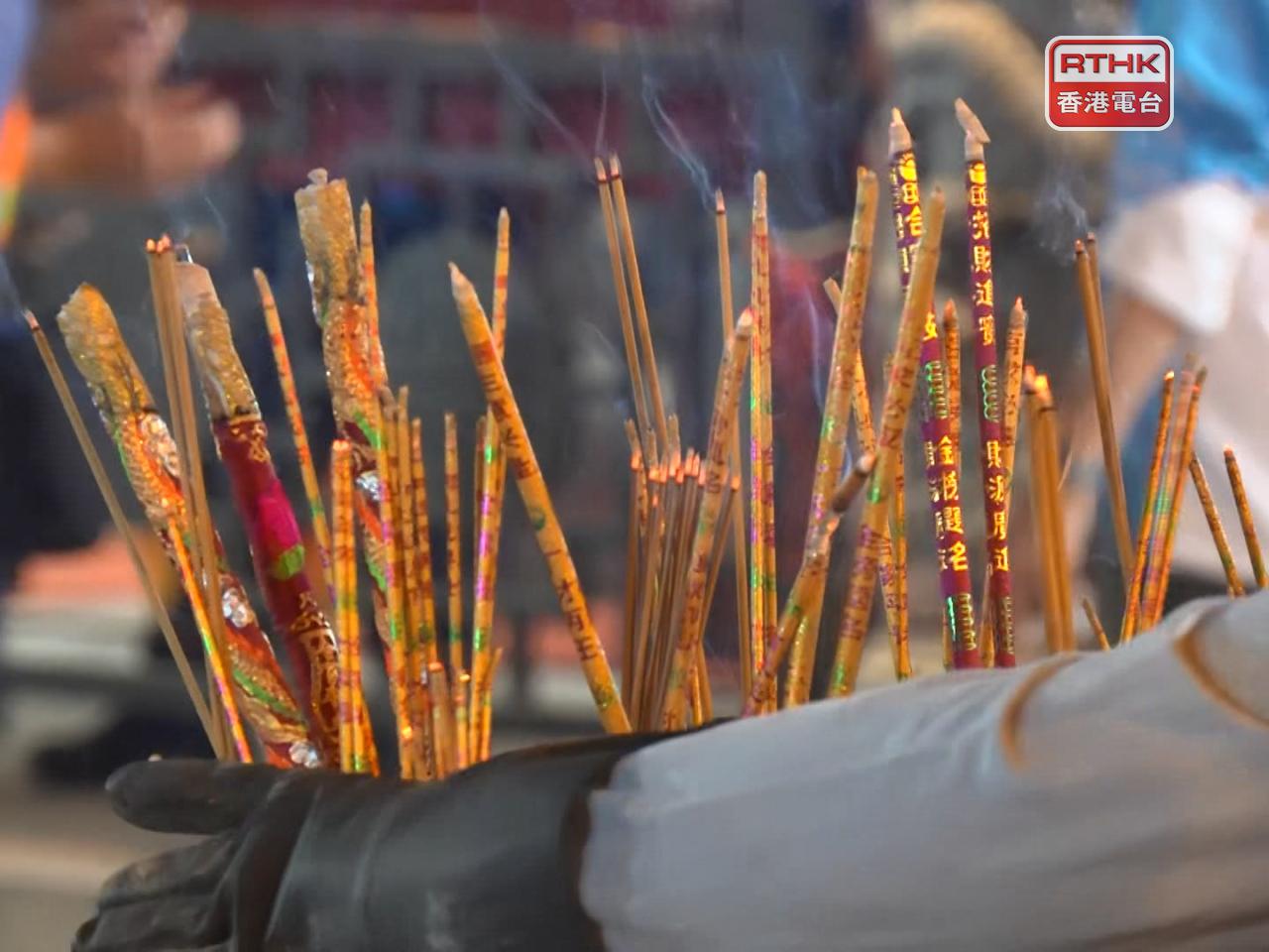 不少市民按傳統，踏入子時，到黃大仙祠上「頭炷香」。（鍾家銘攝）