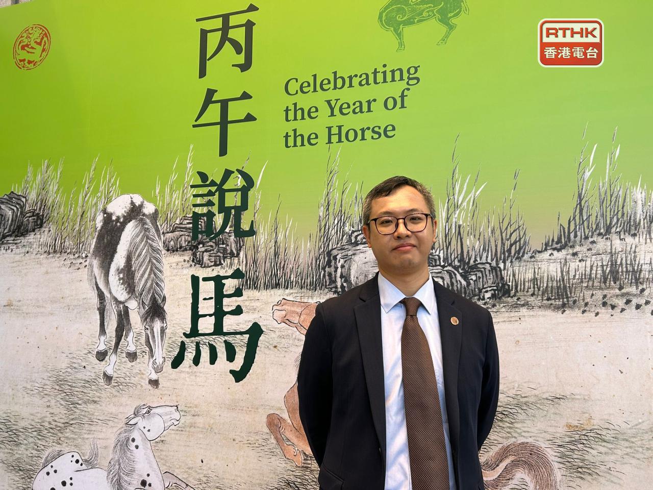 中大文物館副研究員童宇，向傳媒介紹「丙午說馬」年度生肖特別展覽的展品。（林漢山攝）