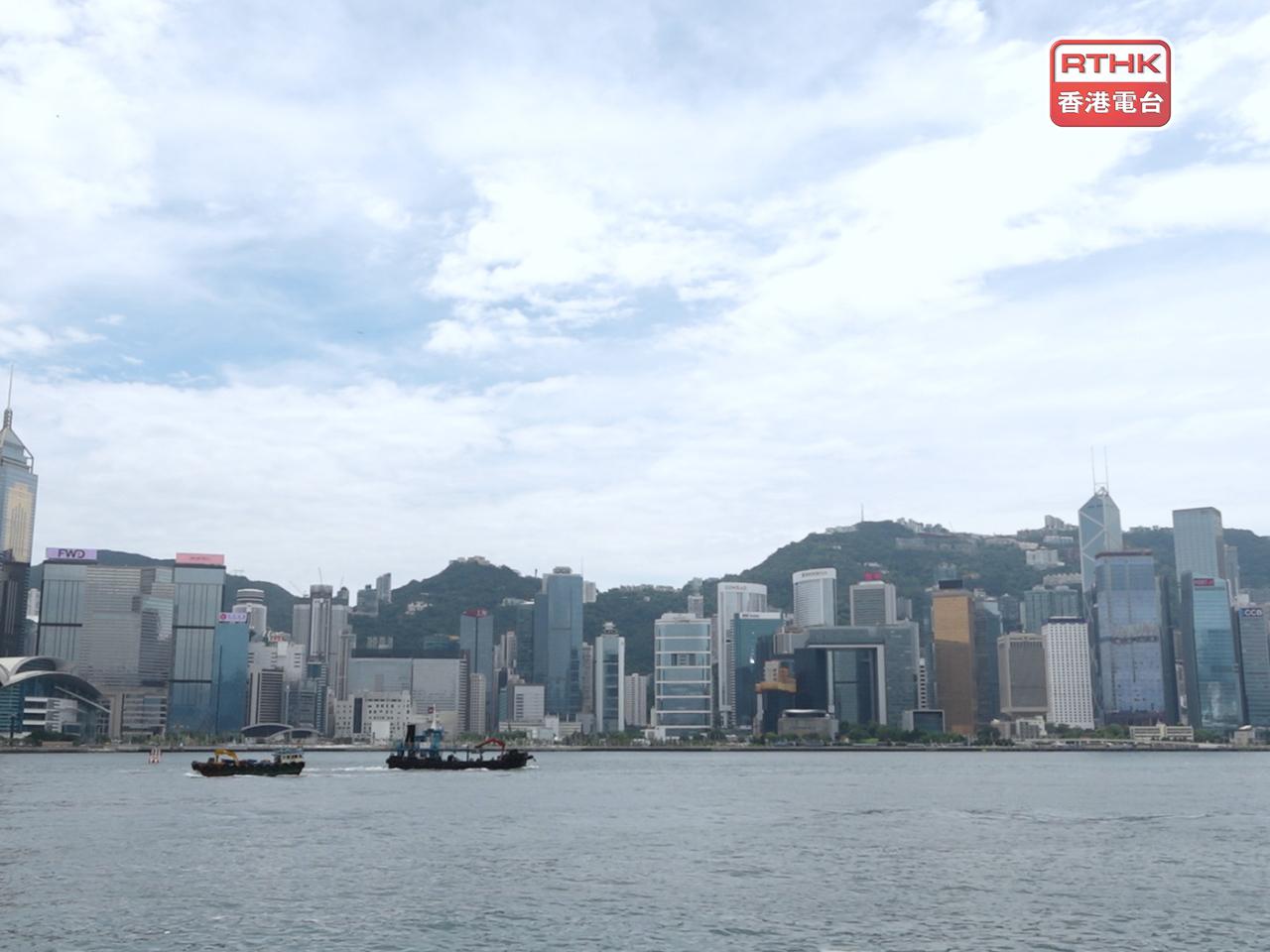 各主要官員在本台節目向市民拜年，闡述未來工作方向。（港台圖片）