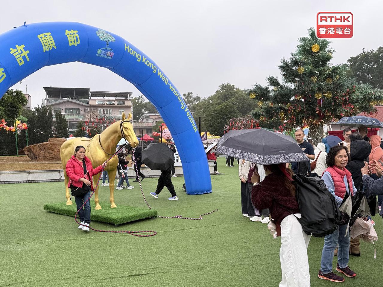 現場展出金色馬匹模型及凱旋門裝置，不少人「拉頭馬」拍照留念。（李俊傑攝）