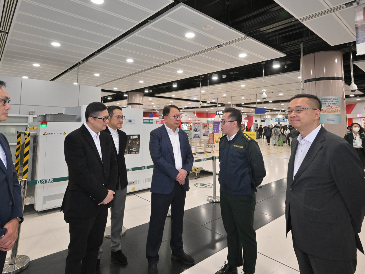 陳國基（右三）在鄧炳強（左二）、郭俊峯（右一）和陳子達（左三）陪同下，視察落馬洲支線管制站。（政府新聞處）