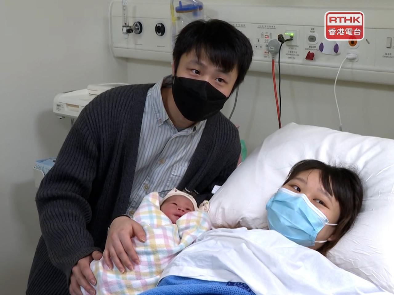 在廣華醫院經剖腹生產出世的男嬰，重3.05公斤，是父母的第一胎。（陳永祥攝）