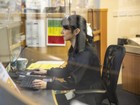 英國去年第4季失業率升至約5年新高，薪酬增長放緩，英倫銀行3月減息預期升溫。（法新社資料圖片）