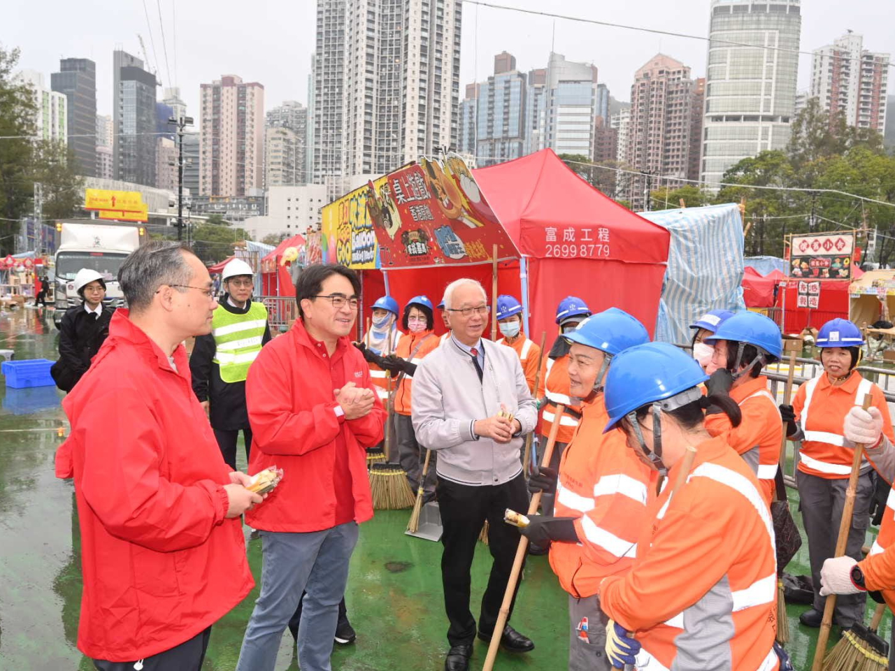 謝展寰早上到維園年宵市場，探訪食環署清潔員工，並派發朱古力向他們致謝。（環境及生態局）