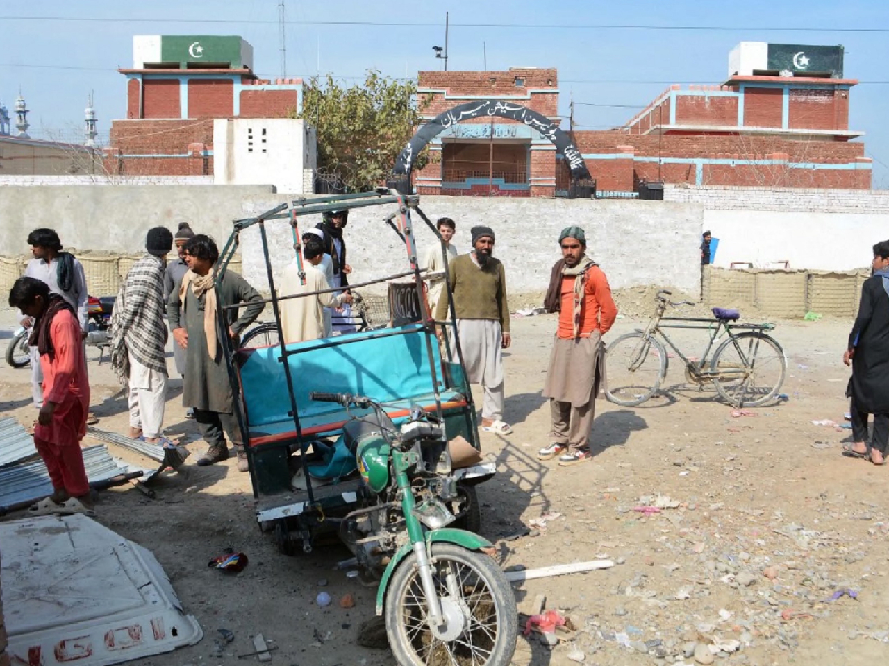 開伯爾普什圖省發生炸彈襲擊事故，事後民眾聚集在現場圍觀。（法新社）