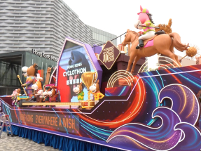 市民下午已在尖沙咀　等候觀賞新春花車巡遊匯演