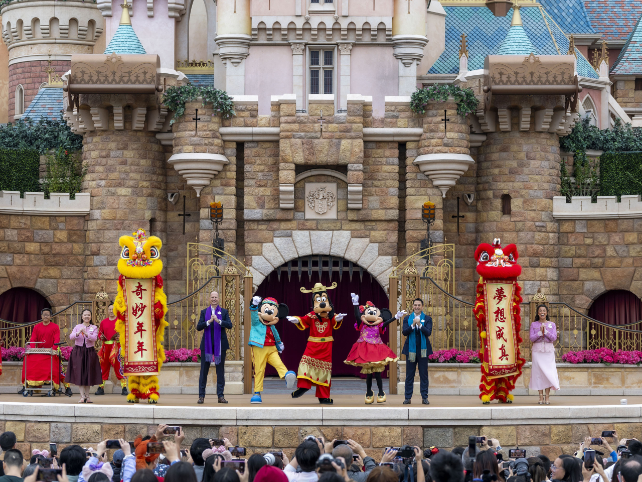 年初一至年初七期間，香港迪士尼樂園會延長開放時間，每天早上9時半開放至晚上9時。（香港迪士尼樂園提供）
