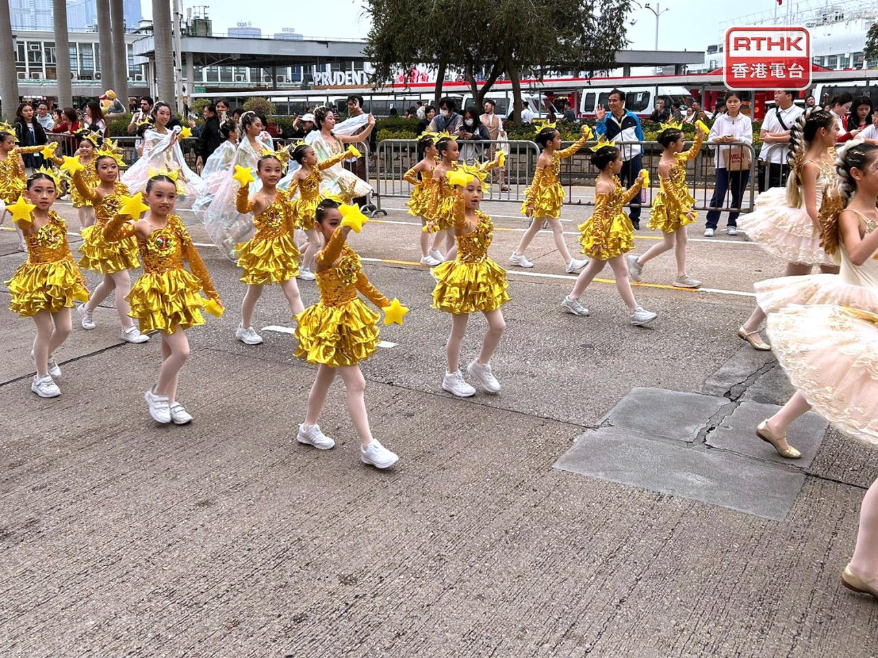 15隊本港表演隊伍傍點6時開始，送上暖場街頭表演。（林漢山攝）
