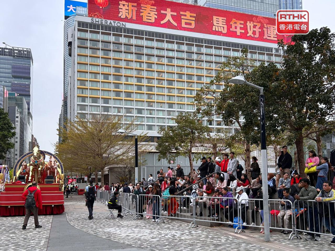 在巡遊路線，下已經有市民到場等候觀賞花車巡遊。（林漢山攝）