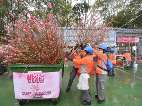 清潔工人在維園年宵市場結束後清理場地。（政府新聞處）