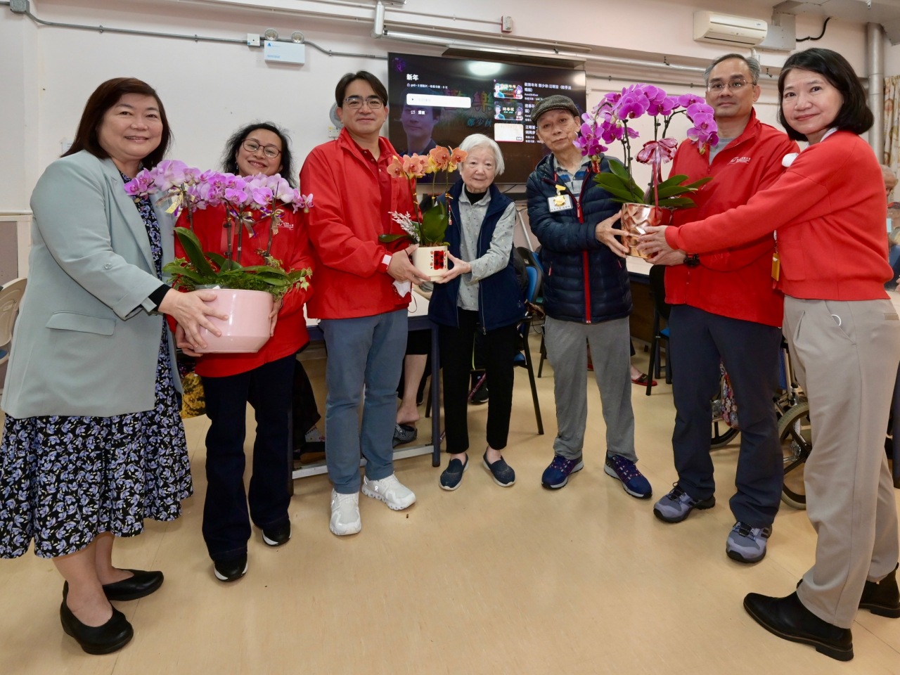 食環署署長吳文傑（左三）將年花轉贈予安老院長者。（政府新聞處）