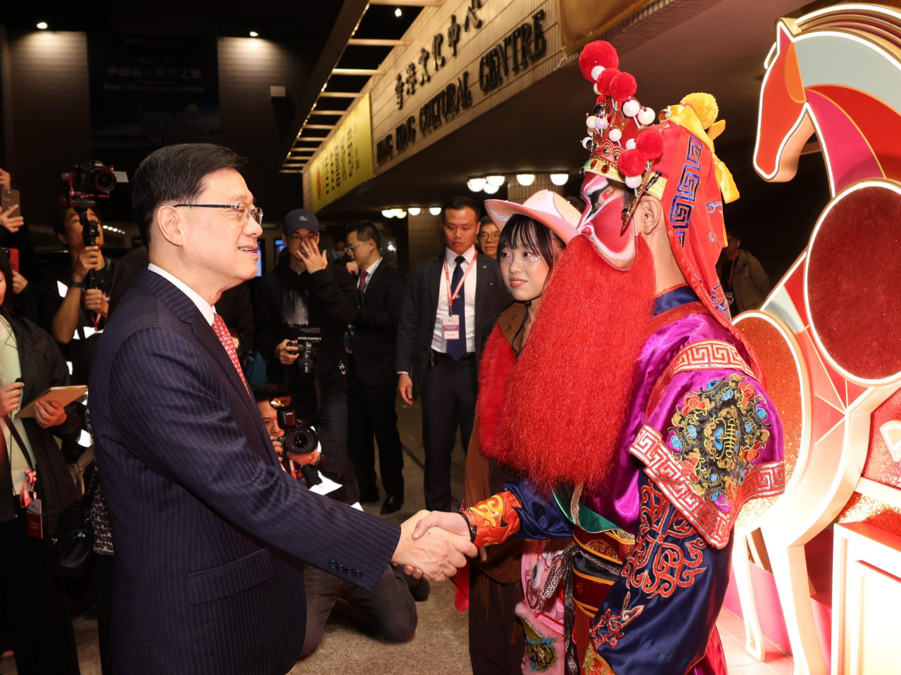 李家超欣賞表演前與部分表演團隊代表見面，感謝他們為香港帶來這場視聽盛宴。（李家超社交網站圖片 ）