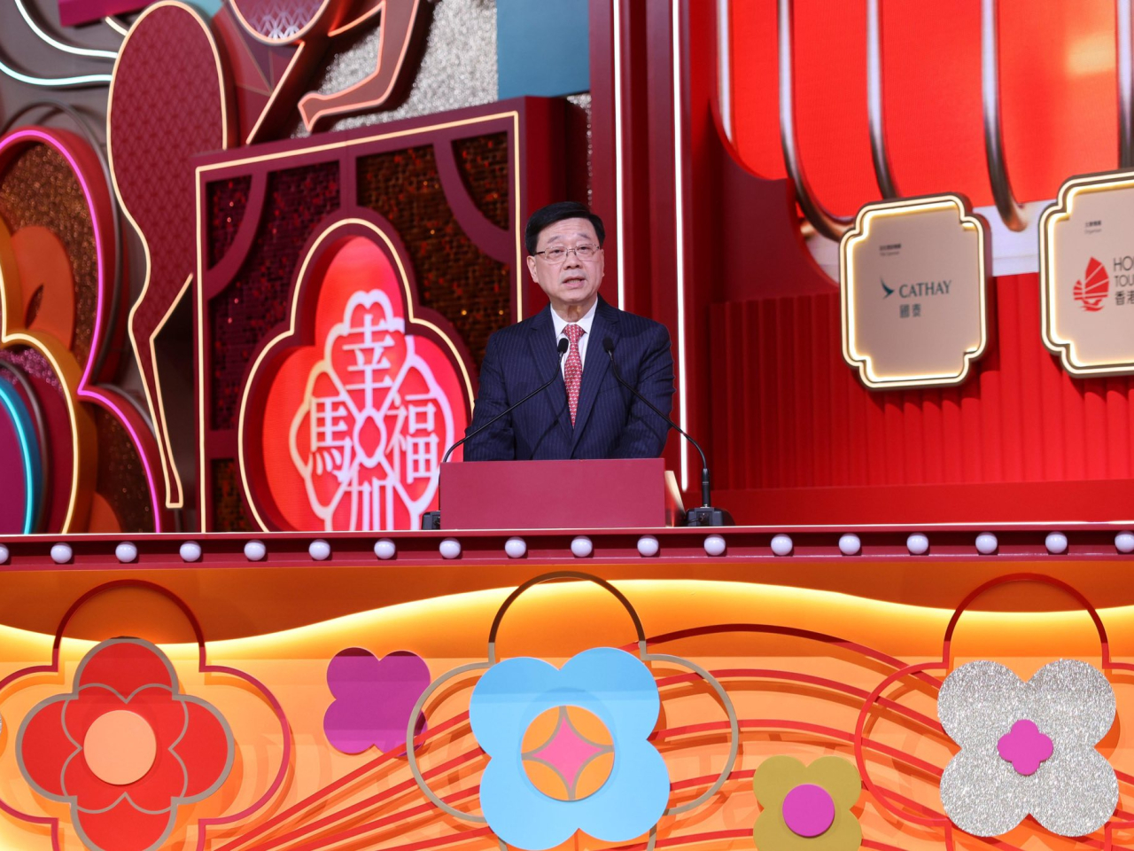 李家超表示，多款融入駿馬元素的花車極具巧思。（李家超社交網站圖片 ）