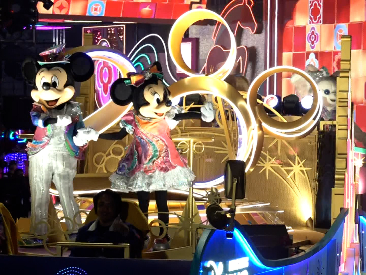 正慶祝20周年的香港迪士尼樂園度假區亦派出花車參與匯演。