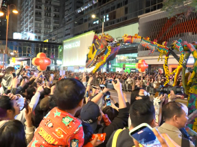 新春匯演花車巡遊吸引大批觀眾　市民讚表演一流　遊客稱國際化