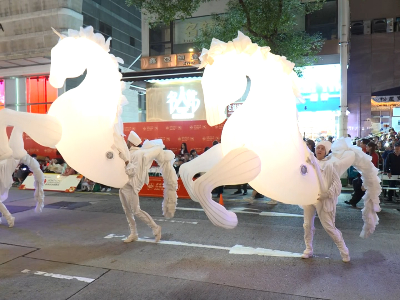 表演者化身逾３米高的夢幻白馬，結合燈光效果。（鍾家銘攝）