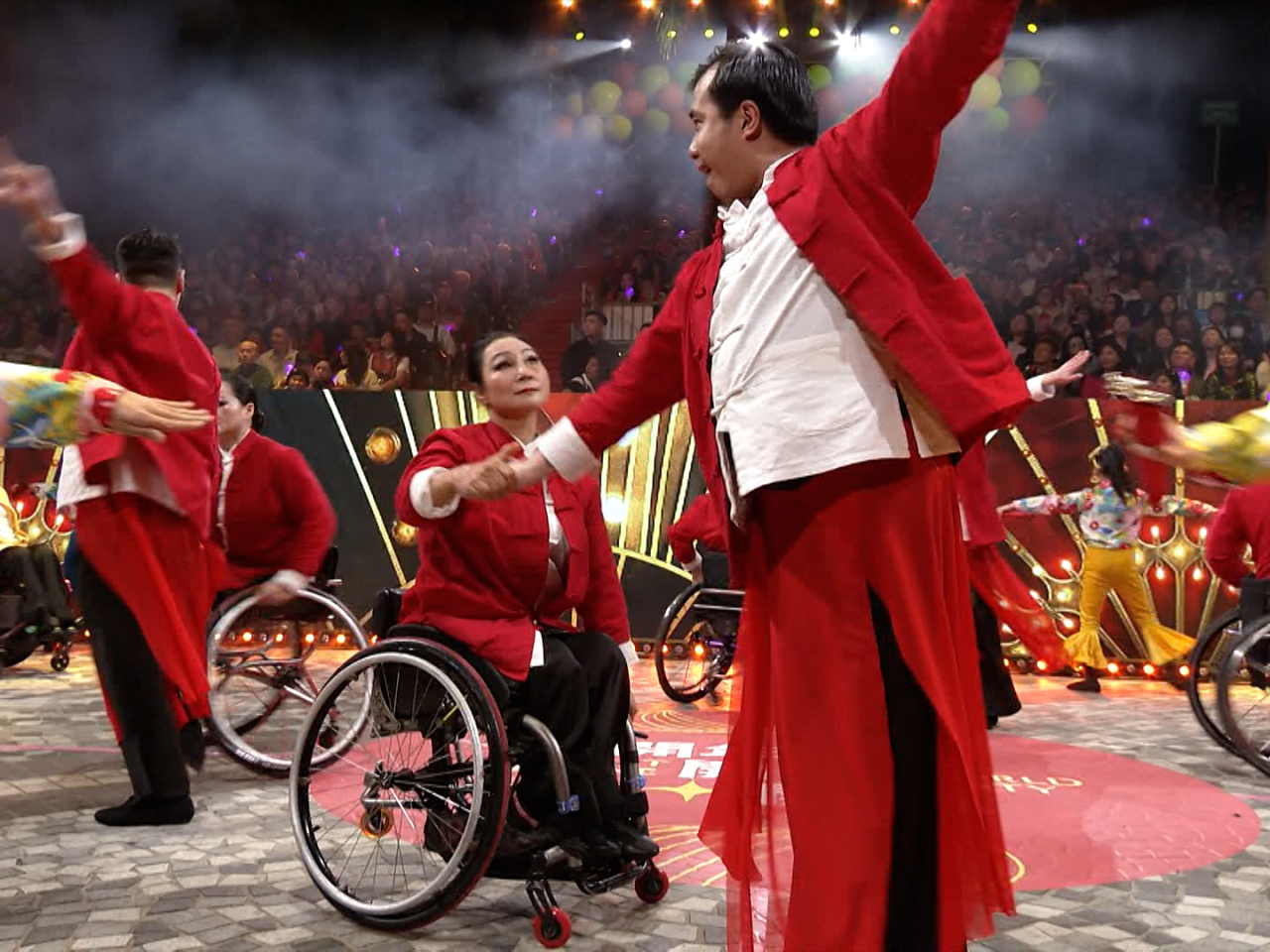 中國香港輪體育舞蹈協運動協會的舞者參與表演。