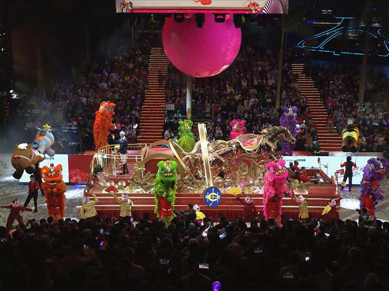 馬會花車由二層駿馬牽頭，寓馬年朝氣蓬勃。