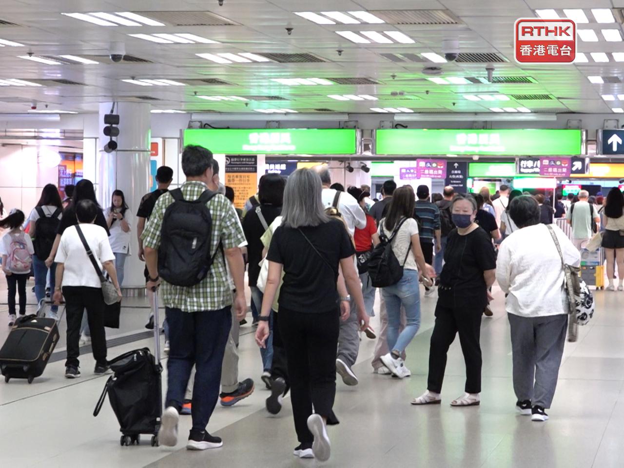 出境有超過45萬6千人次，當中本港居民有約34萬人次，最多本港居民經羅湖口岸出境。（港台圖片）