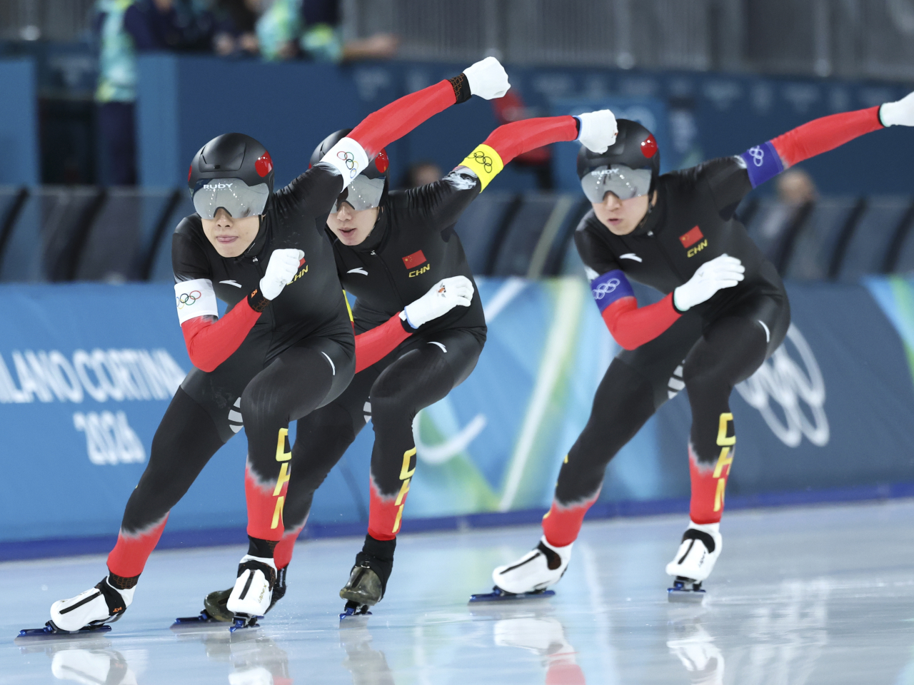 中國隊選手劉瀚彬、吳宇、李文淏（從左至右）奪得速度滑冰男子團體追逐賽銅牌。（新華社）