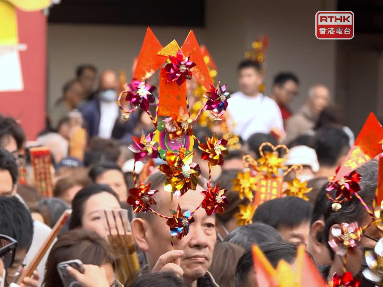 車公廟早上9時開放，不少市民帶同線香和風車入內。（梁禎祥攝）