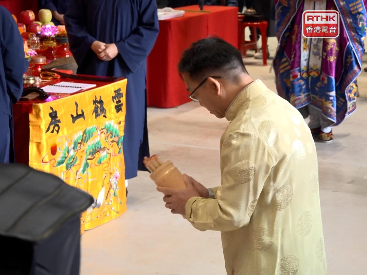 劉業強按傳統習俗為香港求籤，求得第22號中籤。（梁禎祥攝）