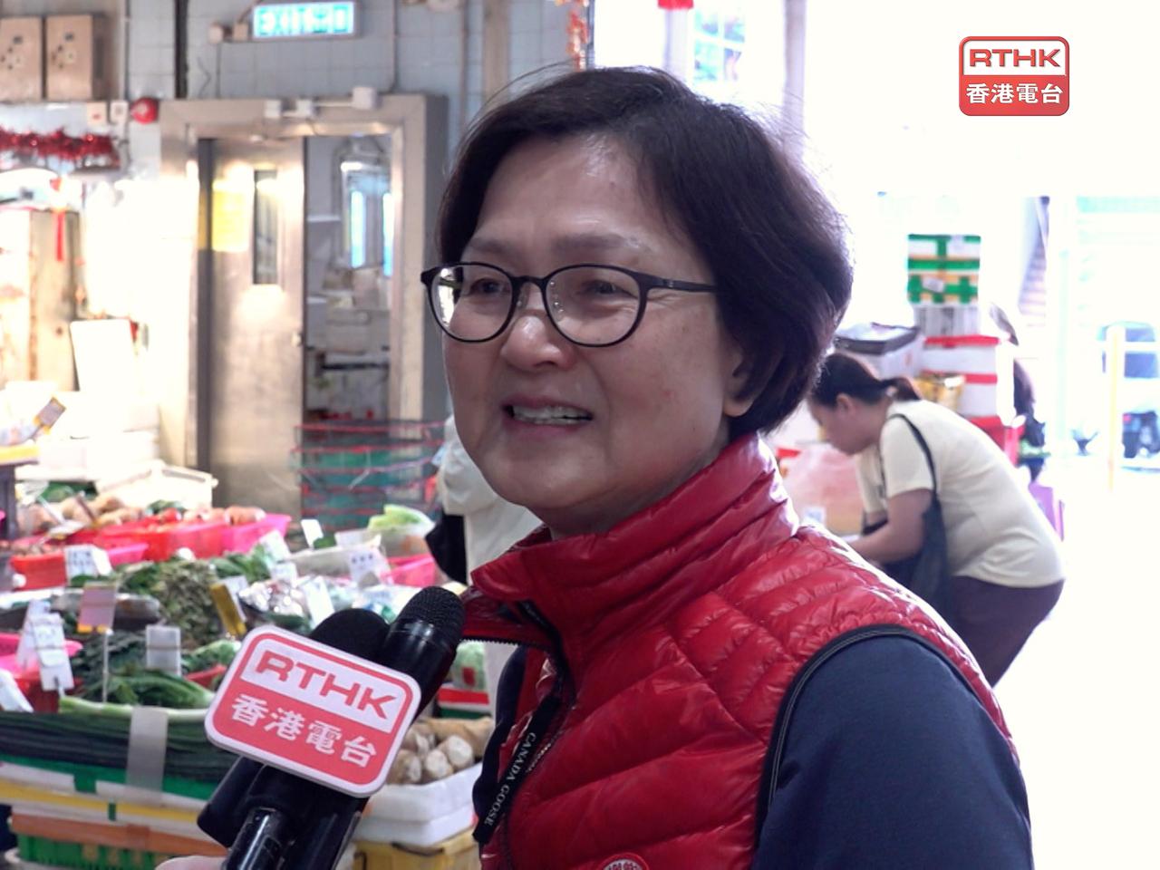 市民梁太很開心約到兄弟姊妹及子孫回港團聚，合共30多人，四代同堂食開年飯。（陳裕行攝）