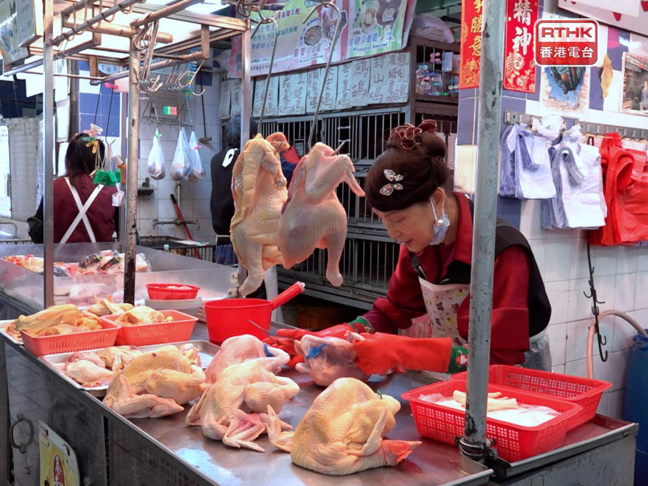 雞檔檔主玲姐表示，部分熟客離港外遊，但都有客人訂貨，每名客人買1至4隻新鮮雞不等。（陳裕行攝）