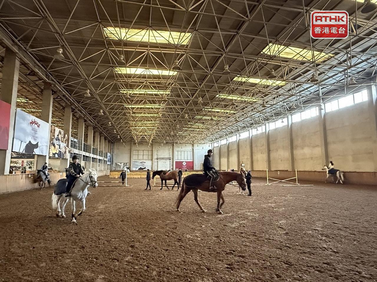 北京有家長帶子女到馬術俱樂部上課，培養興趣之餘，也希望提高自信，踏入新階段馬到功成。（陳曉筠攝）