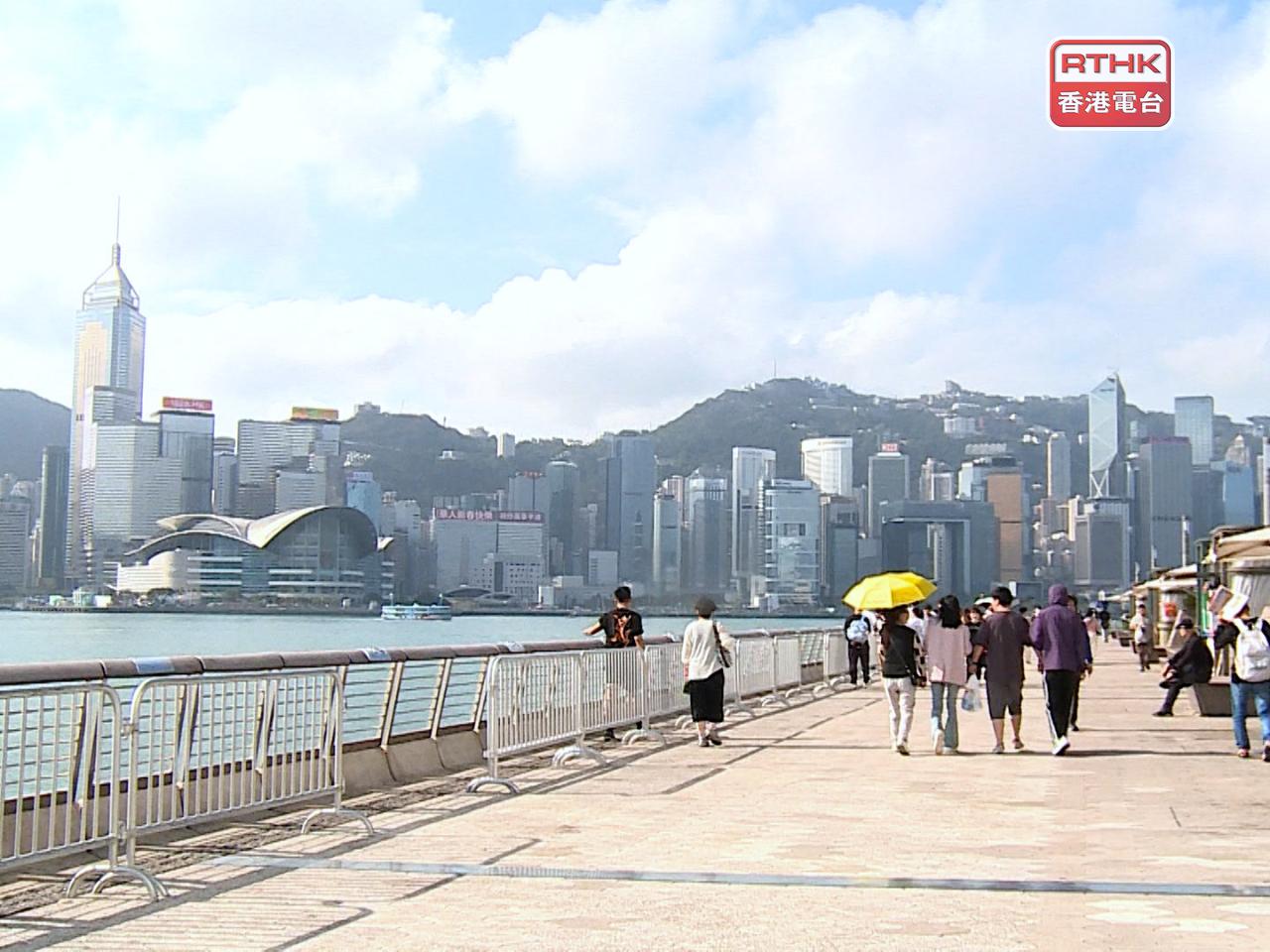 香港文化中心廣場及尖沙咀海旁，以及港島北海旁一帶人多擠迫，前往該處的市民要特別小心。（港台圖片）