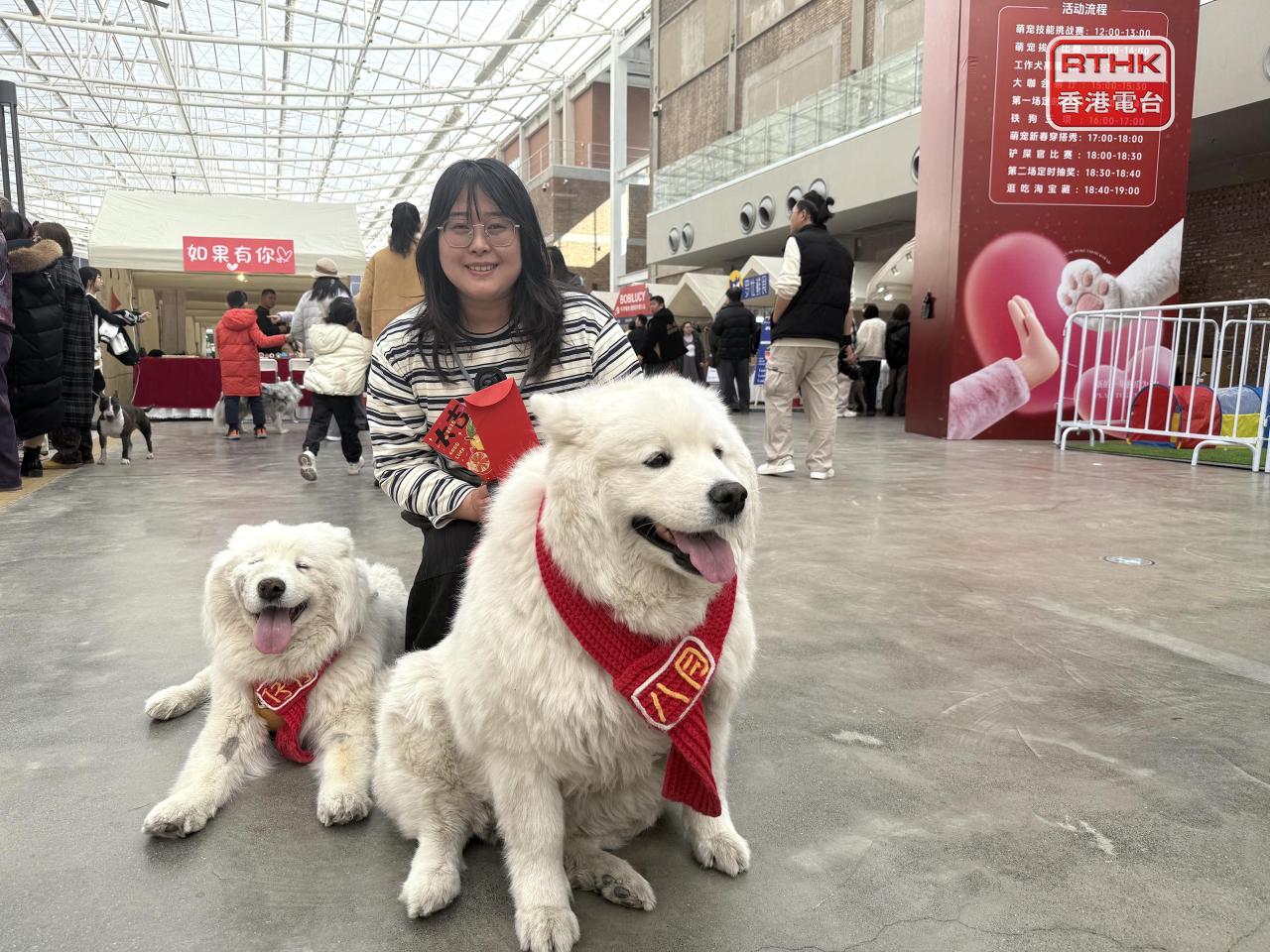 有民眾認為，寵物與人類都需要過年的儀式感，相信活動能讓寵物感到開心。（陳曉筠攝）