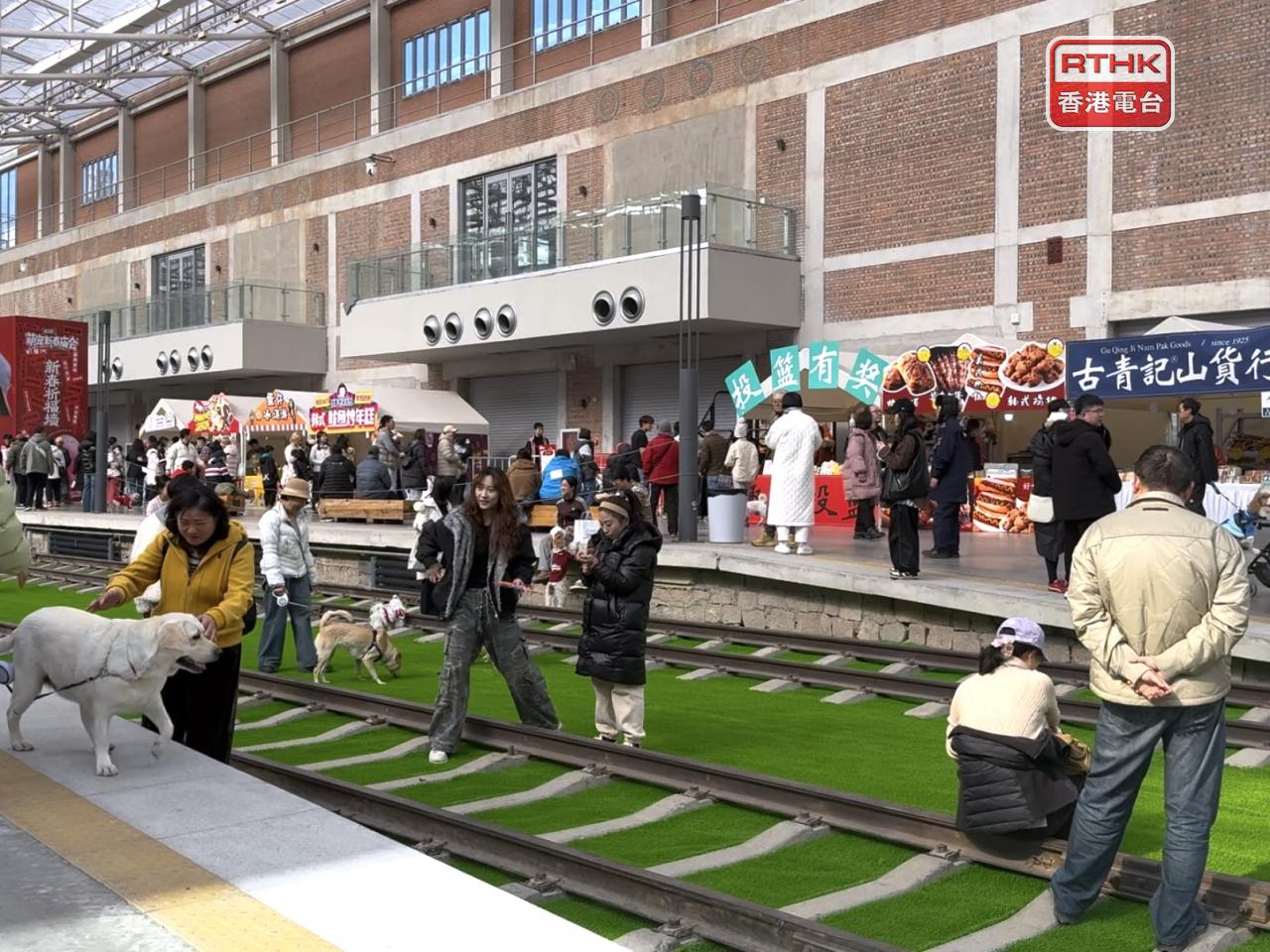 廟會設有多個打卡位和攤位，售賣小食和文創產品。（陳曉筠攝）