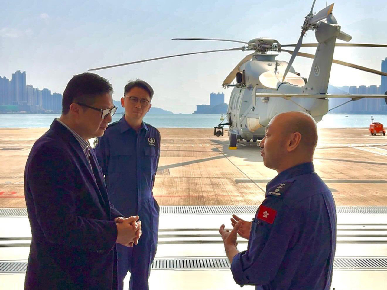 鄧炳強到政府飛行服務隊分部探班，感謝他們24小時候命。（鄧炳強社交網站圖片）