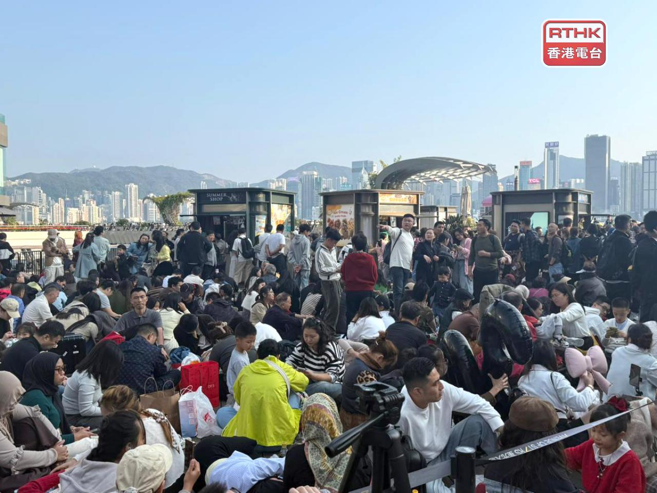 在尖沙咀海旁，下午起已有大批市民及旅客到場霸位，現場人頭湧湧。（盧紫菁攝）