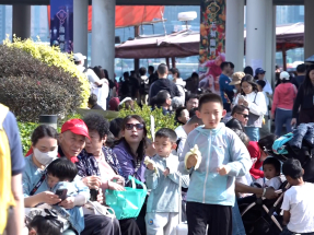 Early birds swoop in as fireworks extravaganza calls