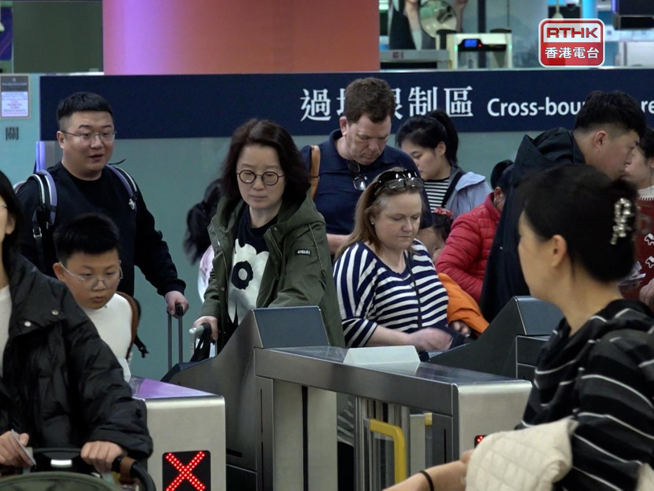 入境有超過28萬1千人次，其中內地旅客有近17萬9千多人次，最多內地客從高鐵西九龍站入境。（陳裕行攝）